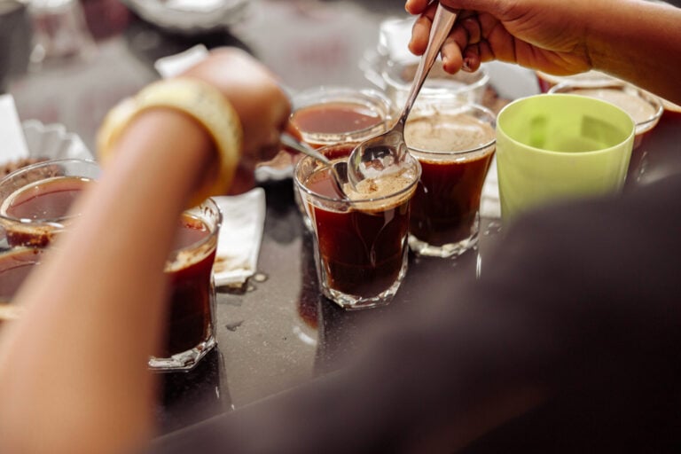 Cup taster man with spoons in hands tasting degustation coffee Manizales impulsa la sofisticación del café con bootcamp especializado para empresarios del sector